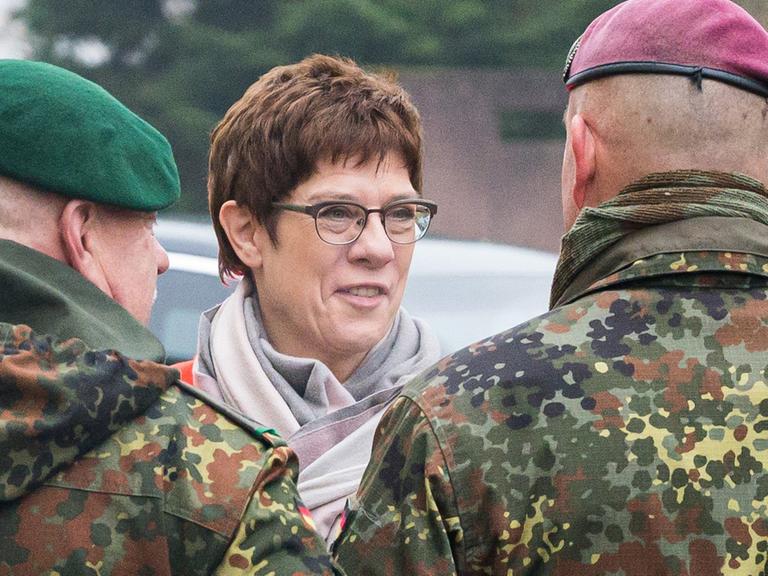 Verteidigungsministerin Annegret Kramp-Karrenbauer (CDU) wird von zwei Kommandeuren in der Graf-Werder-Kaserne begrüsst. Kramp-Karrenbauer besucht mehrere Kasernen im Saarland.