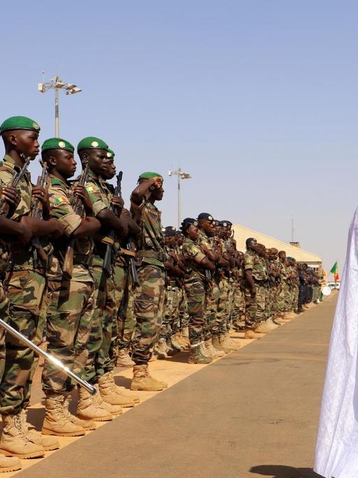 Malis Präsident Keita am 7. November 2019 mit Soldaten des Landes