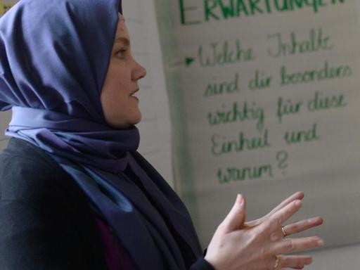 Projektleiterin Nina Mühe (l) und Integrationssenatorin Dilek Kolat (SPD) unterhalten sich am 20.04.2016 in Berlin bei einem Besuch der KIgA (Kreuzberger Initiative gegen Antisemitismus).