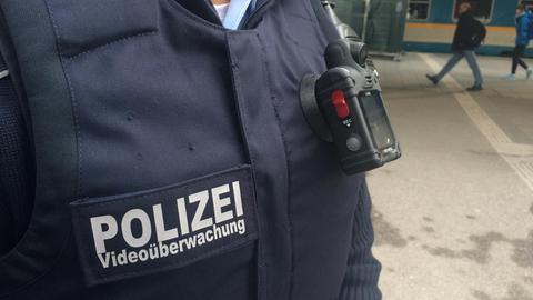 Bundespolizisten am Münchener Hauptbahnhof testen Bodycams.