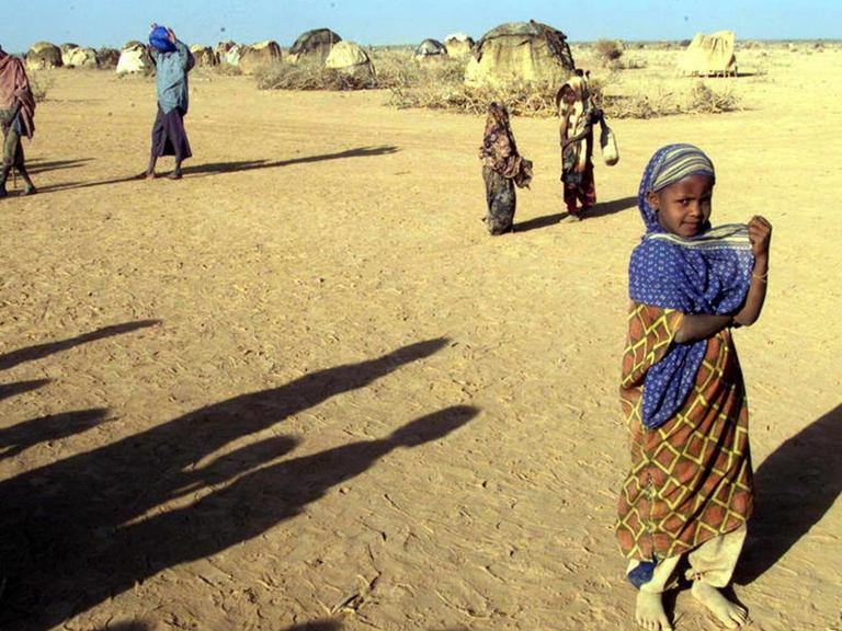 Menschen in einem Dorf 50 Kilometer von Gode entfernt, süd-östlich von Addis Abeba, warten auf Lebensmittelhilfen.