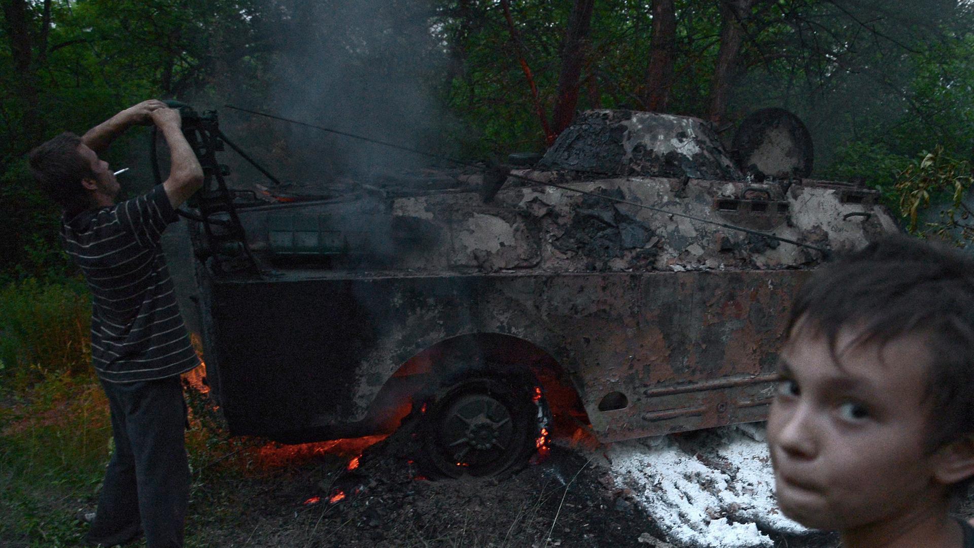 Ein brennendes Fahrzeug im Bezirk Luhansk.