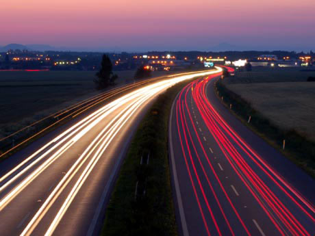 Blick auf eine viel befahrene Autobahn bei Nacht