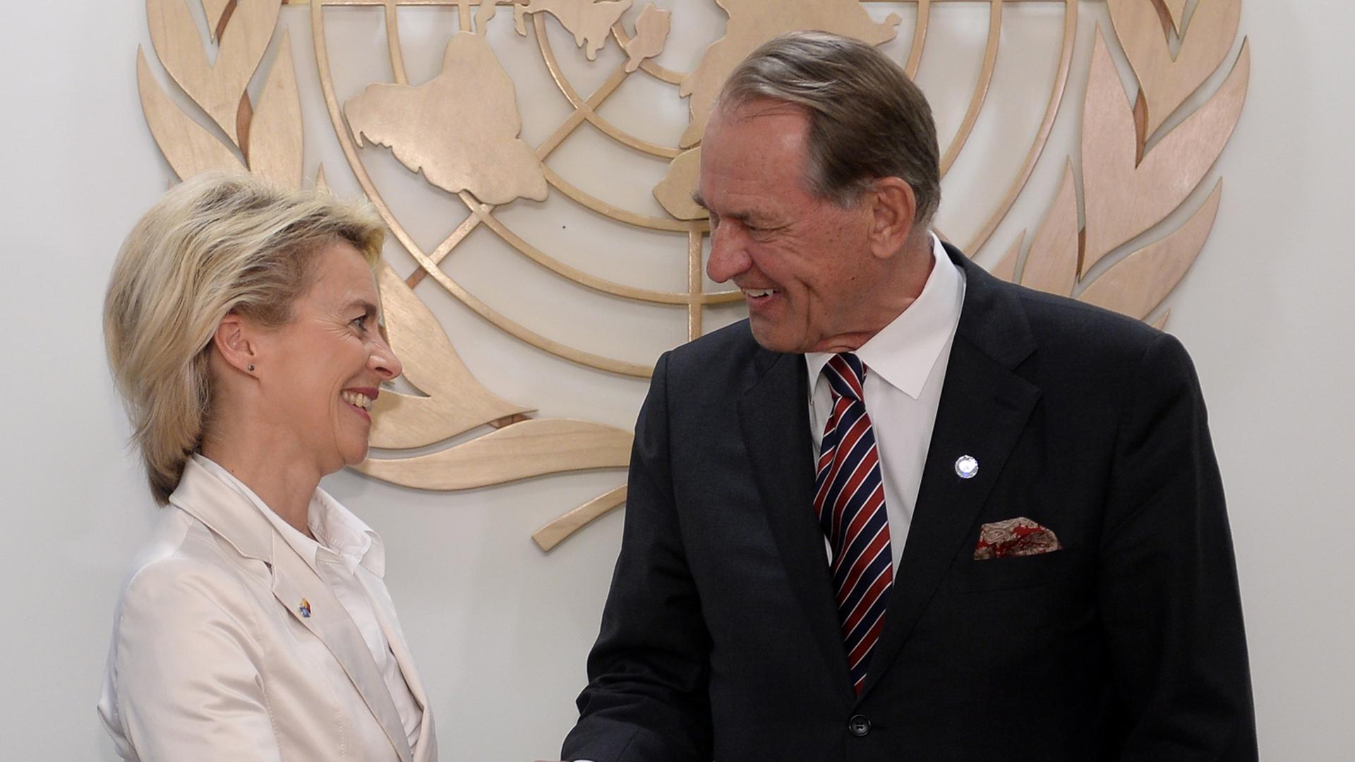 Ursula von der Leyen gibt UNO-Generalsekretär Jan Eliasson vor dem UN-Logo die Hand