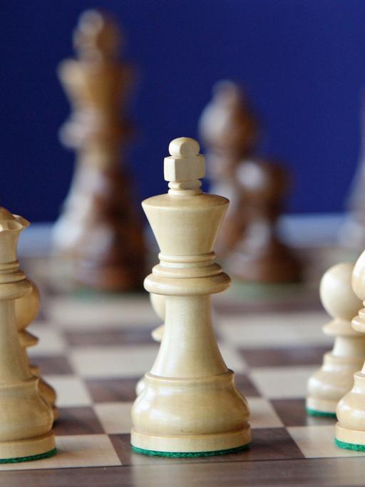 Hagger spielt die Eröffnung einer Weltmeisterschaftspartie von Kasparow. 