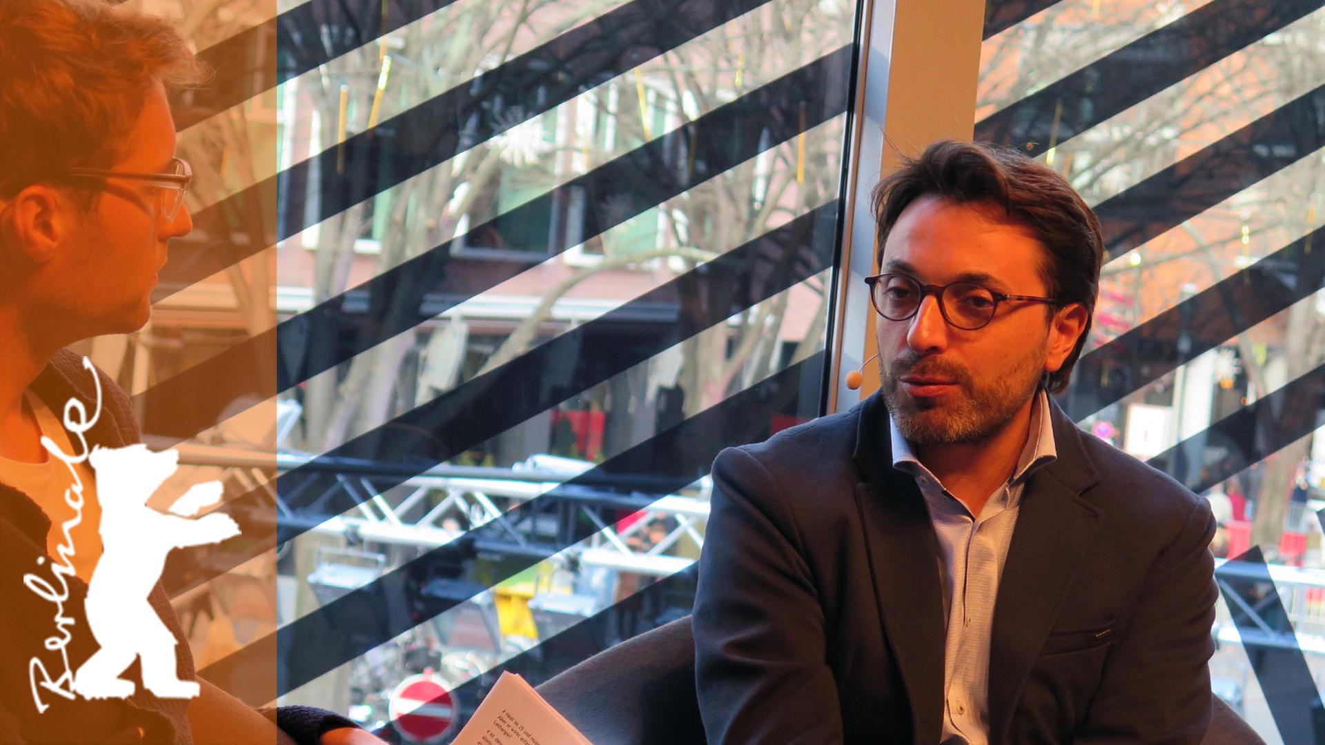 Regisseur Mohamed Ben Attia in der Berlinale-Lounge während unserer Sendung "Vollbild". Links im Bild: Patrick Wellinski.