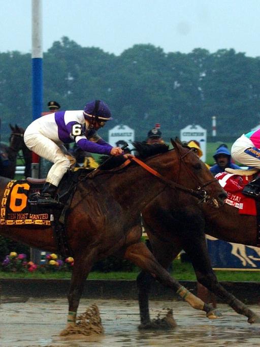 Zieleinlauf: Jockey Jerry D. Bailey mit seinem Pferd Empire Maker gewinnt auf schwerem Geläuf das Hauptrennen bei den Belmont Stakes