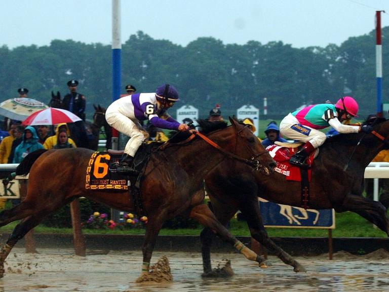 Zieleinlauf: Jockey Jerry D. Bailey mit seinem Pferd Empire Maker gewinnt auf schwerem Geläuf das Hauptrennen bei den Belmont Stakes