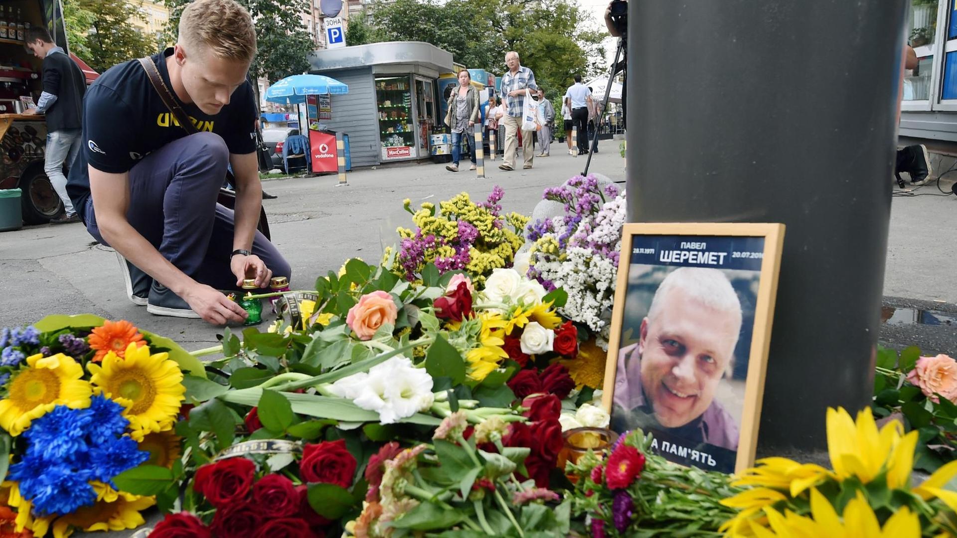 Trauer um den getöteten ukrainischen Journalisten Pawel Scheremet.