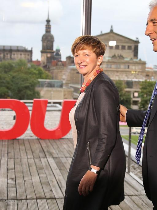 Der Spitzenkandidat der sächsischen CDU für die Landtagswahl, Ministerpräsident Stanislaw Tillich und seine Frau Veronika treten in Dresden nach den ersten Ergebnissen vor Parteianhängern auf.