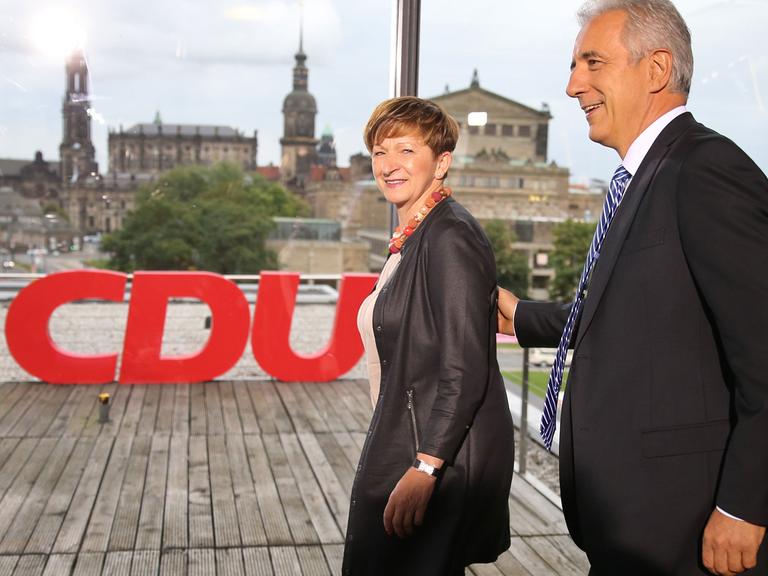 Der Spitzenkandidat der sächsischen CDU für die Landtagswahl, Ministerpräsident Stanislaw Tillich und seine Frau Veronika treten in Dresden nach den ersten Ergebnissen vor Parteianhängern auf.