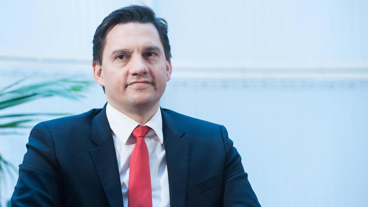 Dr. Johannes Fechner (SPD), Chef der Wahlrechtskommission Dr. Johannes Fechner (SPD), Chef der Wahlrechtskommission