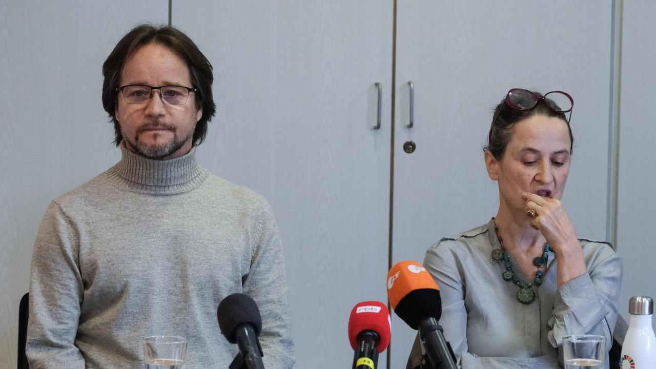 Der Staatsballett-Choreograph Johannes Öhman und die Tanzregisseurin Sasha Waltz (re) sitzen bei einer Pressekonferenz in Berlin an einem Tisch. 