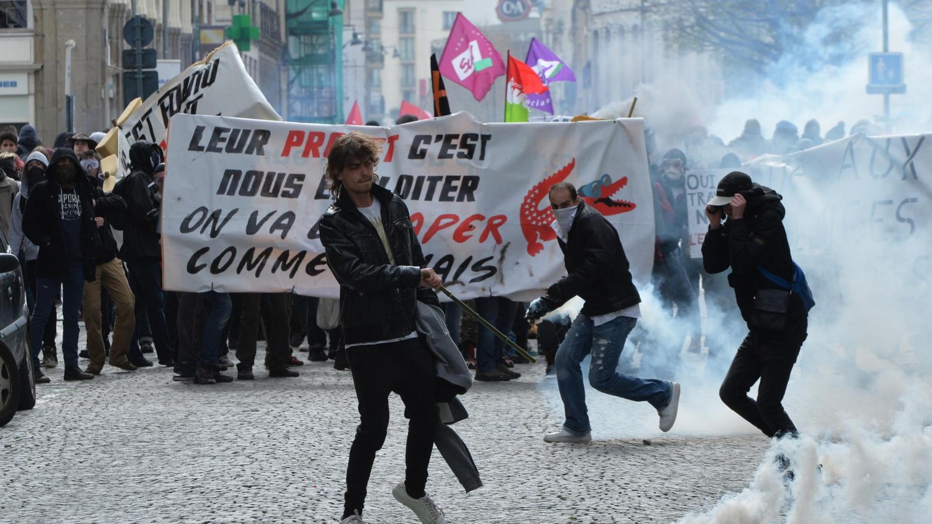 Im französischen Rennes kommt es am Rande einer Demo gegen die Arbeitsmarktreform zu Ausschreitungen.