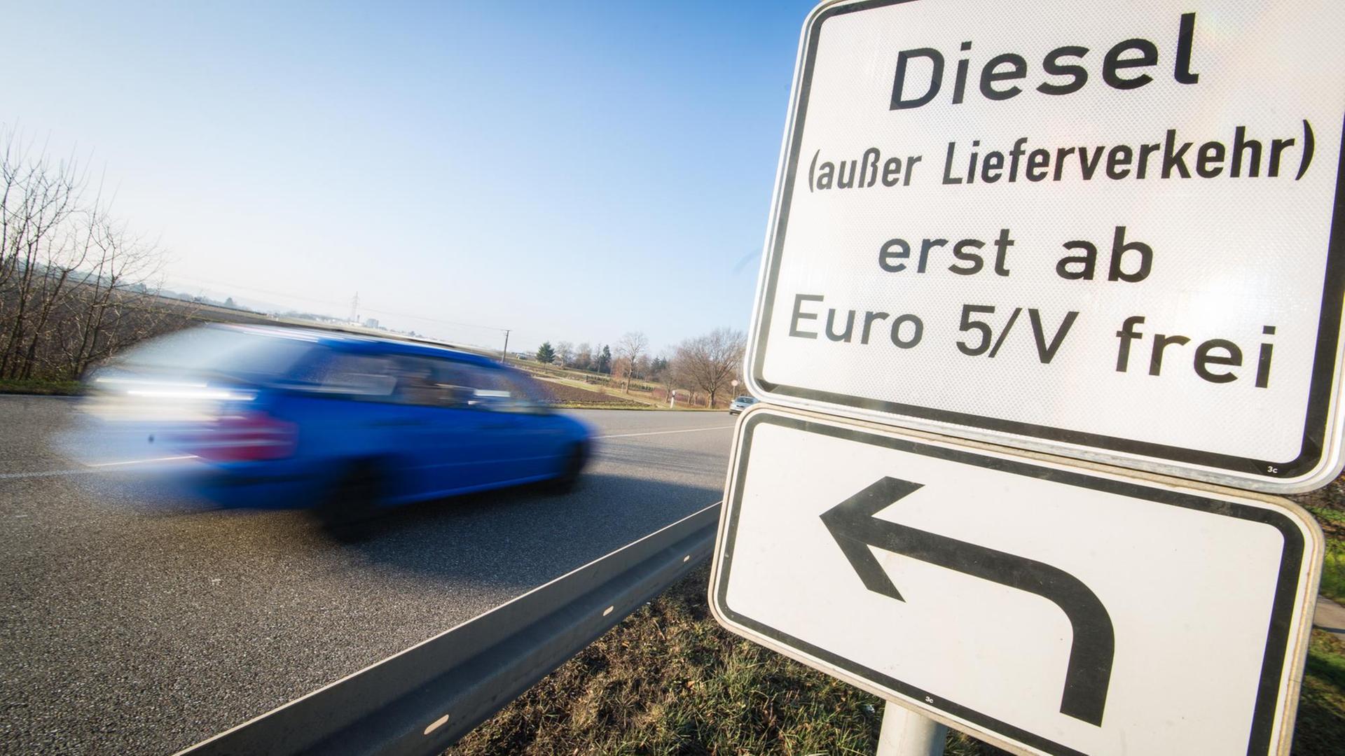 Stuttgart: Ein Schild an einer Straße weist auf Fahrverbote für ältere Dieselfahrzeuge hin.