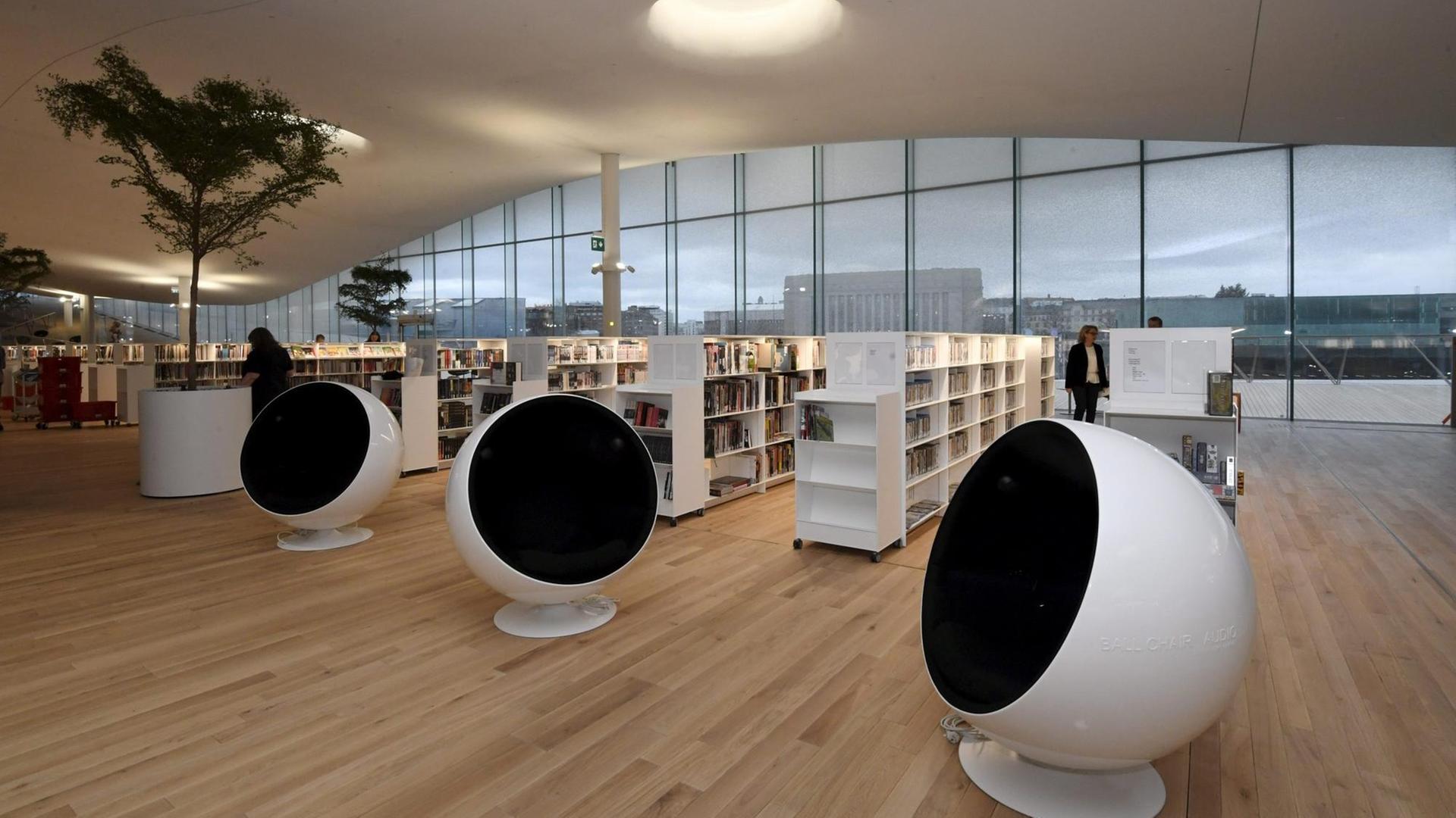 Ein Lesesaal in Helsinkis neuer Zentralbibliothek Oodi