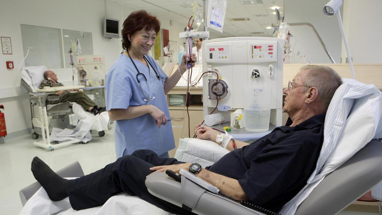 Ambulante Dialyse im Dialyse-Zentrum des Dominikus Krankenhauses Heerdt, Nordrhein-Westfalen: Patient und Krankenschwester bei der Blutwäsche.