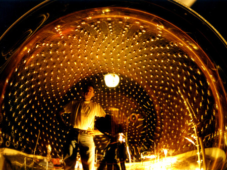 Das MiniBooNE-Experiment widerlegte Messergebnisse über die Wandlungsfähigkeit von Neutrinos.