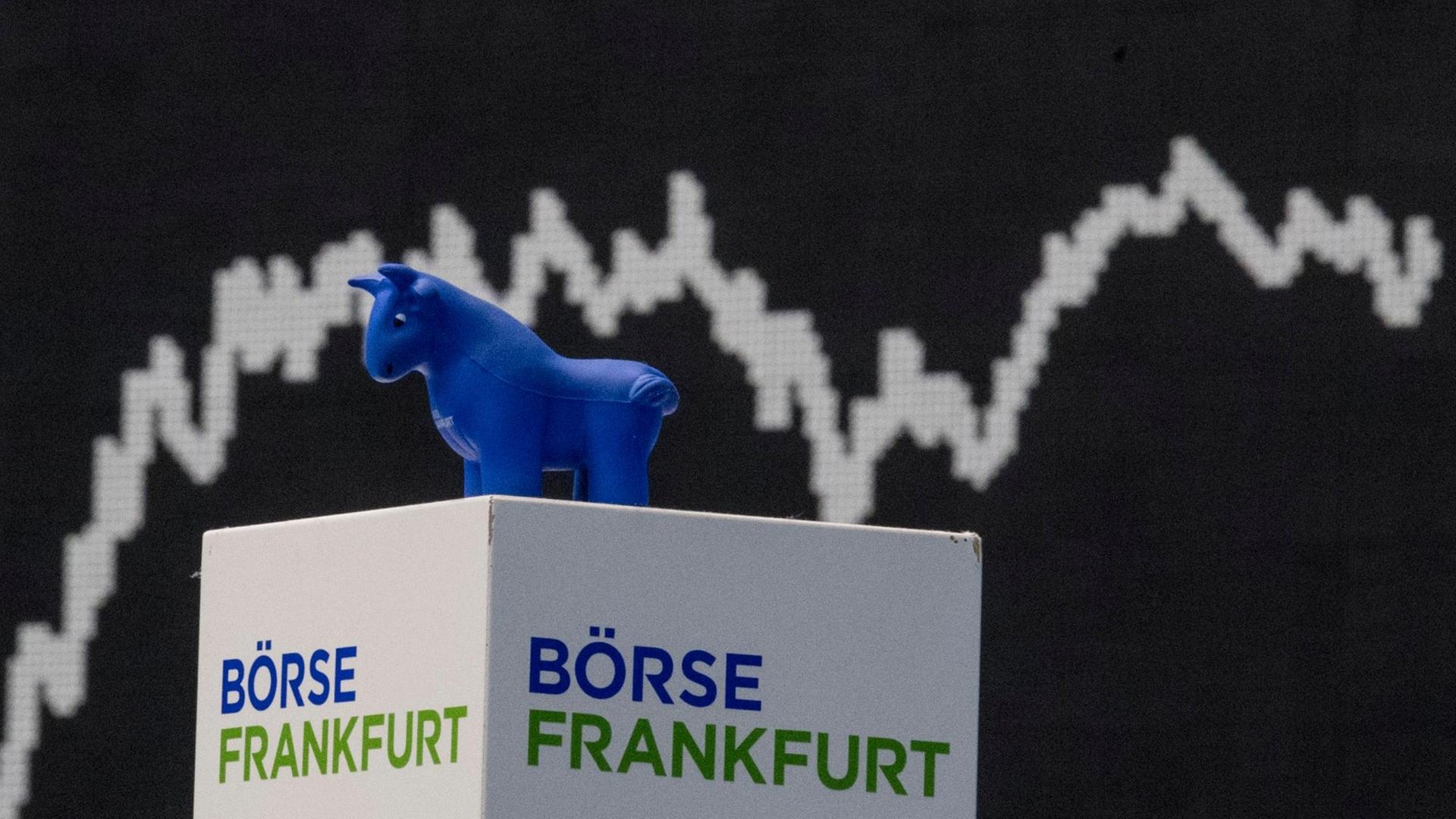 Die DAX-Kurve im Handelssaal der Börse in Frankfurt am Dienstag, 6.2.2018: Nach deutlichen Abwärtstrends in den USA und in Asien hat der DAX die Einbrüche in Übersee bisher aber gut verkraftet