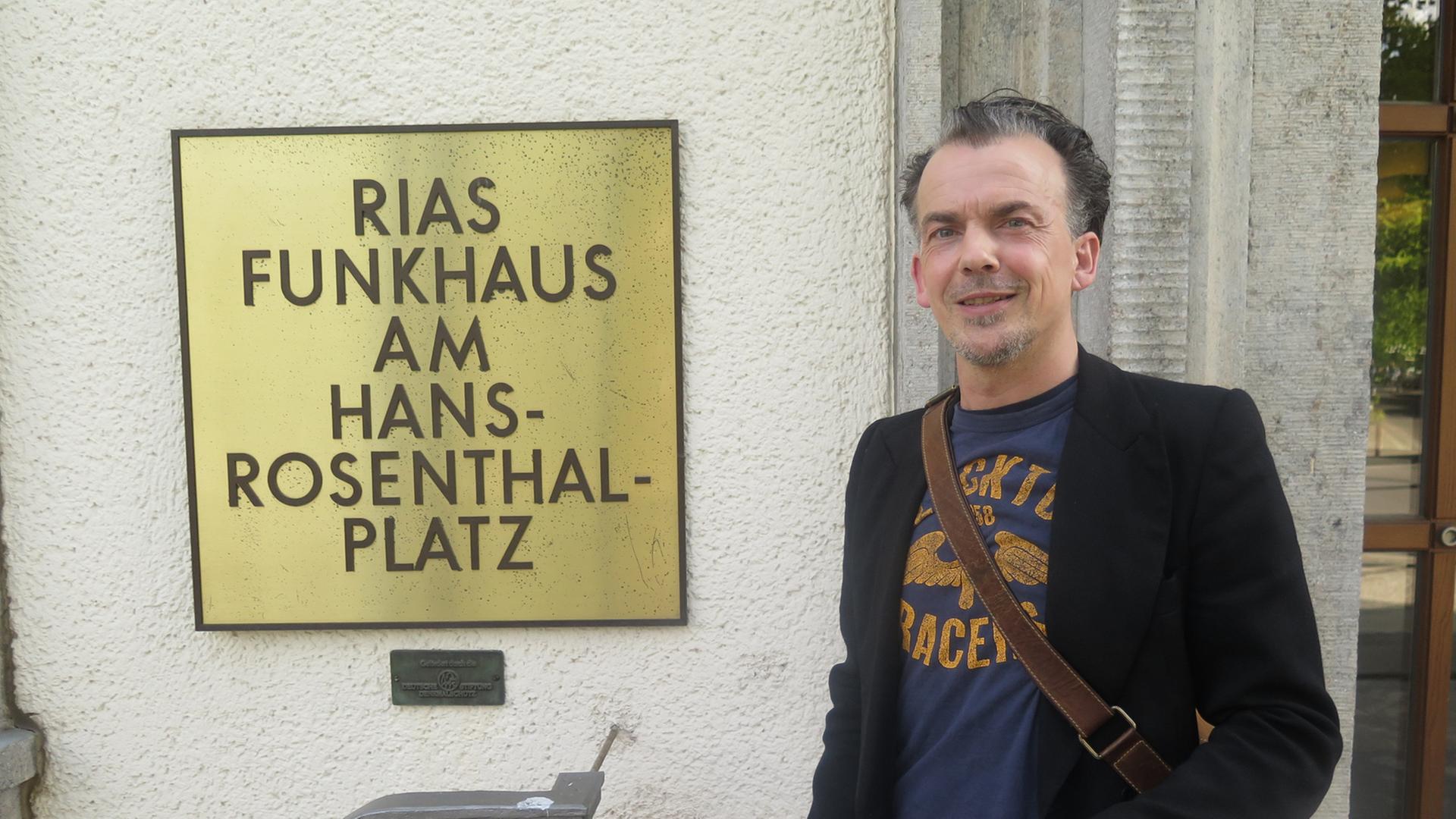 Autor Stephan Porombka vor dem Funkhaus in Berlin.