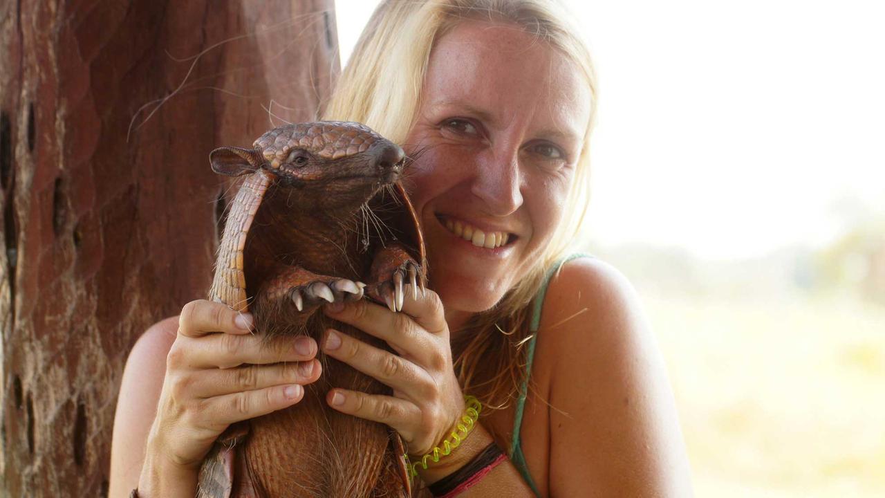 Lydia Möcklinghoff, Ameisenbärforscherin und Autorin des Buches "Ich glaub mein Puma pfeift", mit einem Gürteltier.