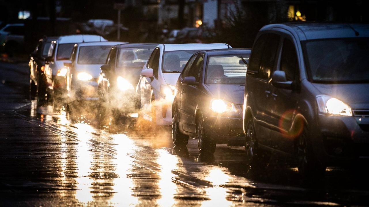 Autos am frühen Morgen an einer Kreuzung