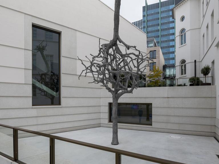 Die aus zwei Bäumen bestehende Skulptur "Untitled" von Ariel Schlesinger bestimmt den Innenhof des Neuen Jüdischen Museum in Frankfurt am Main.