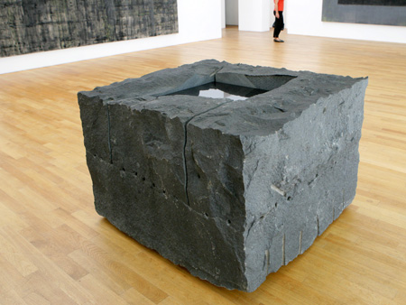 "Schwarzer Brunnen" (1986) von Ulrich Rückriem im Kunstmuseum Bonn