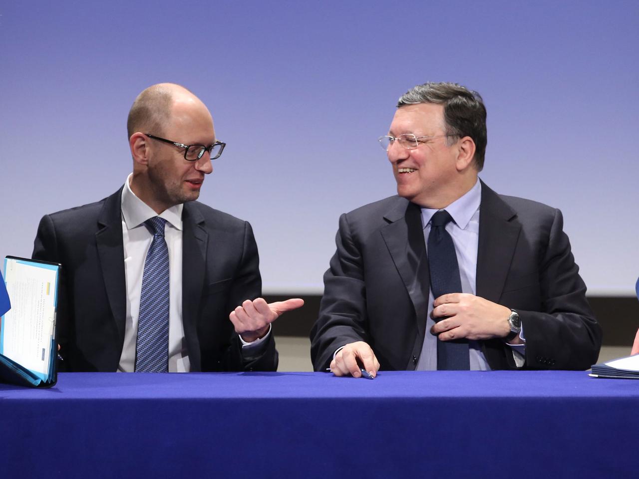 Ukraines Übergangsregierungschef Jazenjuk und EU-Kommissionspräsident Barroso unterzeichnen in Brüssel Finanzhilfe für die ehemalige Sowjetrepublik.
