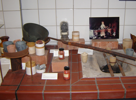 in der Sammlung alter Arzneimittel der TU Braunschweig steht noch ein traditioneller Holzofen, auf dem alte Rezepte nachgekocht werden können.