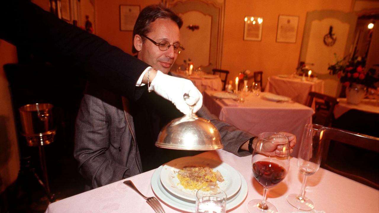 Im renommierten italienischen Restaurant "La Contea" serviert Kellner Andrea das Essen. In dem stilvollen Ambiente werden allerlei Köstlichkeiten serviert