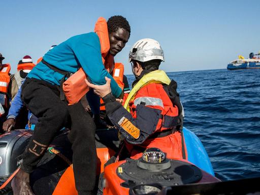 Rettungsmanöver des privaten Seenotrettungschiffes Sea Watch 3 im Mittelmeer am 19. Januar 2019