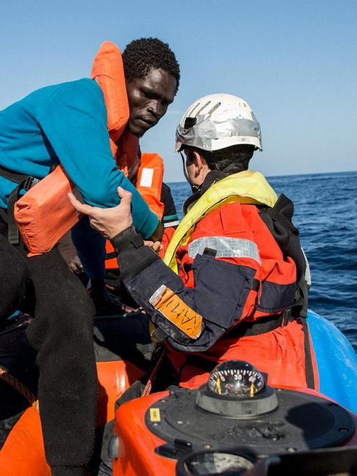 Rettungsmanöver des privaten Seenotrettungschiffes Sea Watch 3 im Mittelmeer am 19. Januar 2019