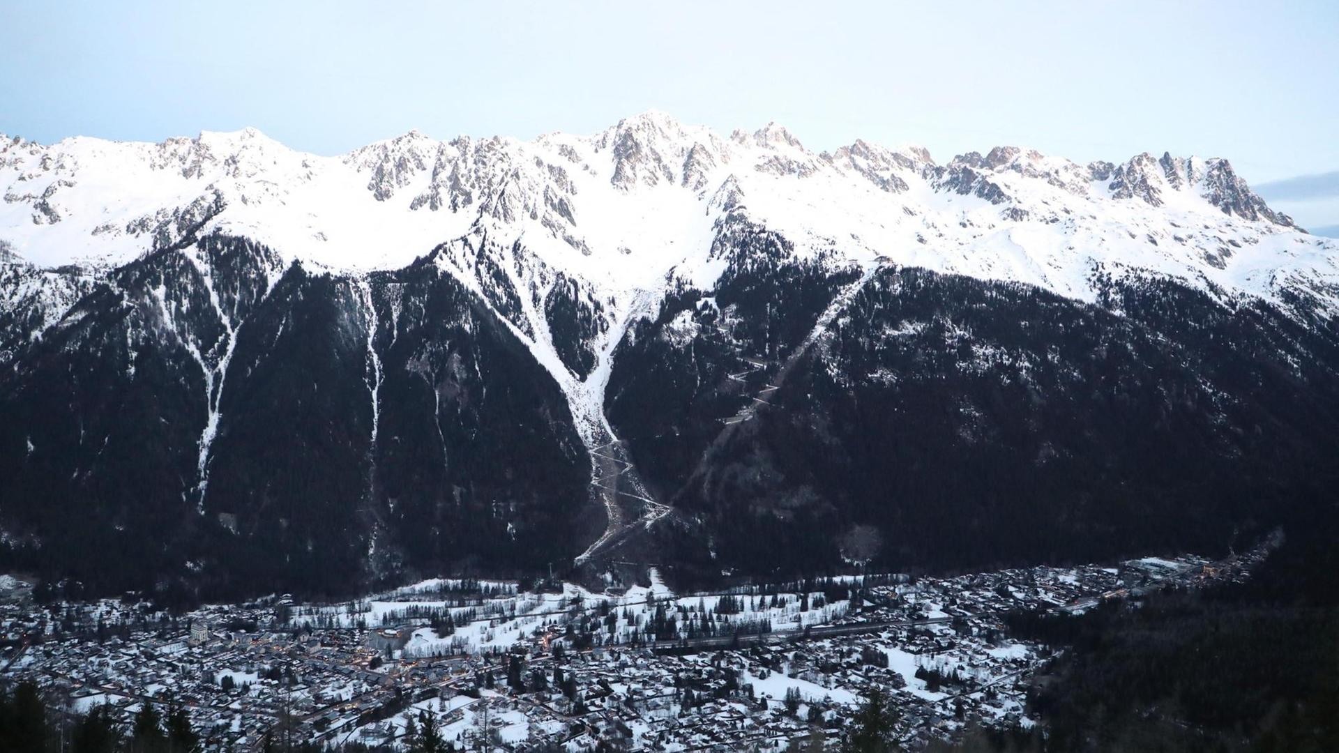 Ein Blick auf die Stadt Chamonix in den französischen Alpen und nahe der Kreuzung von Frankreich, Italien und der Schweiz