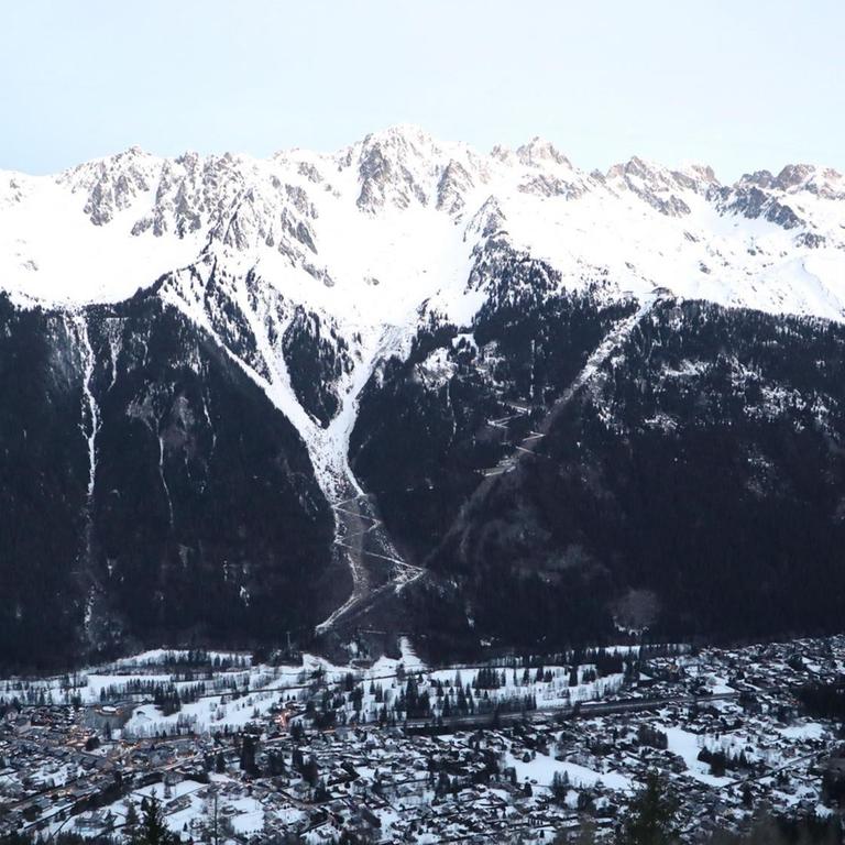 Ein Blick auf die Stadt  Chamonix in den französischen Alpen und nahe der Kreuzung von Frankreich, Italien und der Schweiz