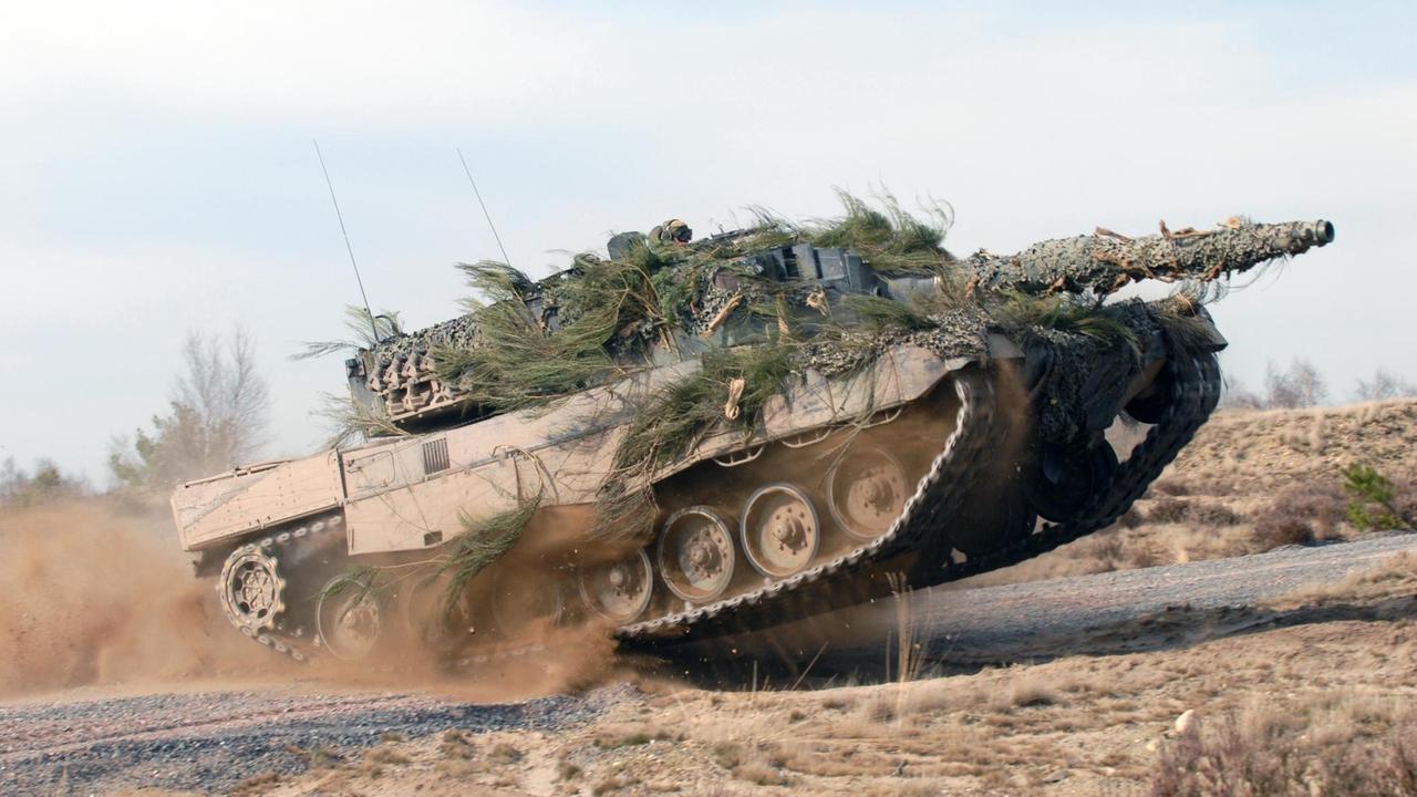 Kampfpanzer vom Typ Leopard 2 in voller Fahrt auf einem Testgel