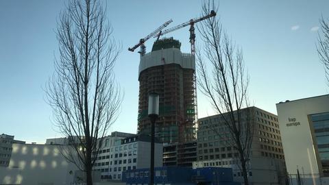 Das Foto zeigt den Bau des "Grand Tower" im Frankfurter Europaviertel