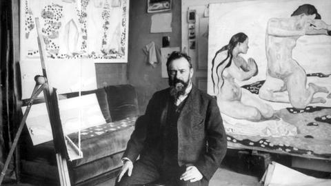 Der schweizer Maler (Symbolismus, Historienmalerei) in seinem Atelier (undatiert). Ferdinand Hodler wurde am 14. März 1853 in Bern geboren und ist am 19. Mai 1918 in Genf gestorben. |