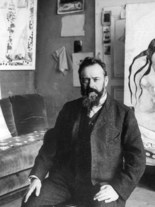 Der schweizer Maler (Symbolismus, Historienmalerei) in seinem Atelier (undatiert). Ferdinand Hodler wurde am 14. März 1853 in Bern geboren und ist am 19. Mai 1918 in Genf gestorben. |