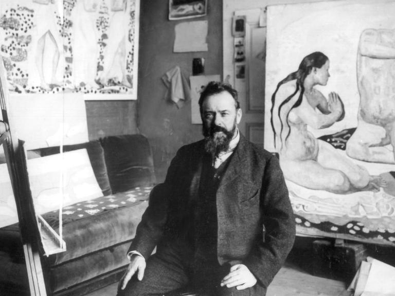 Der schweizer Maler (Symbolismus, Historienmalerei) in seinem Atelier (undatiert). Ferdinand Hodler wurde am 14. März 1853 in Bern geboren und ist am 19. Mai 1918 in Genf gestorben. |