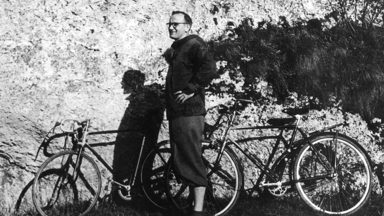 Karol Wojtyła, der spätere Papst Johannes Paul II, steht in Freizeitkleidung neben zwei Fahrrädern während seines Camping-Urlaubs, den er im Gebiet der Masurischen Seenplatte verbrachte.