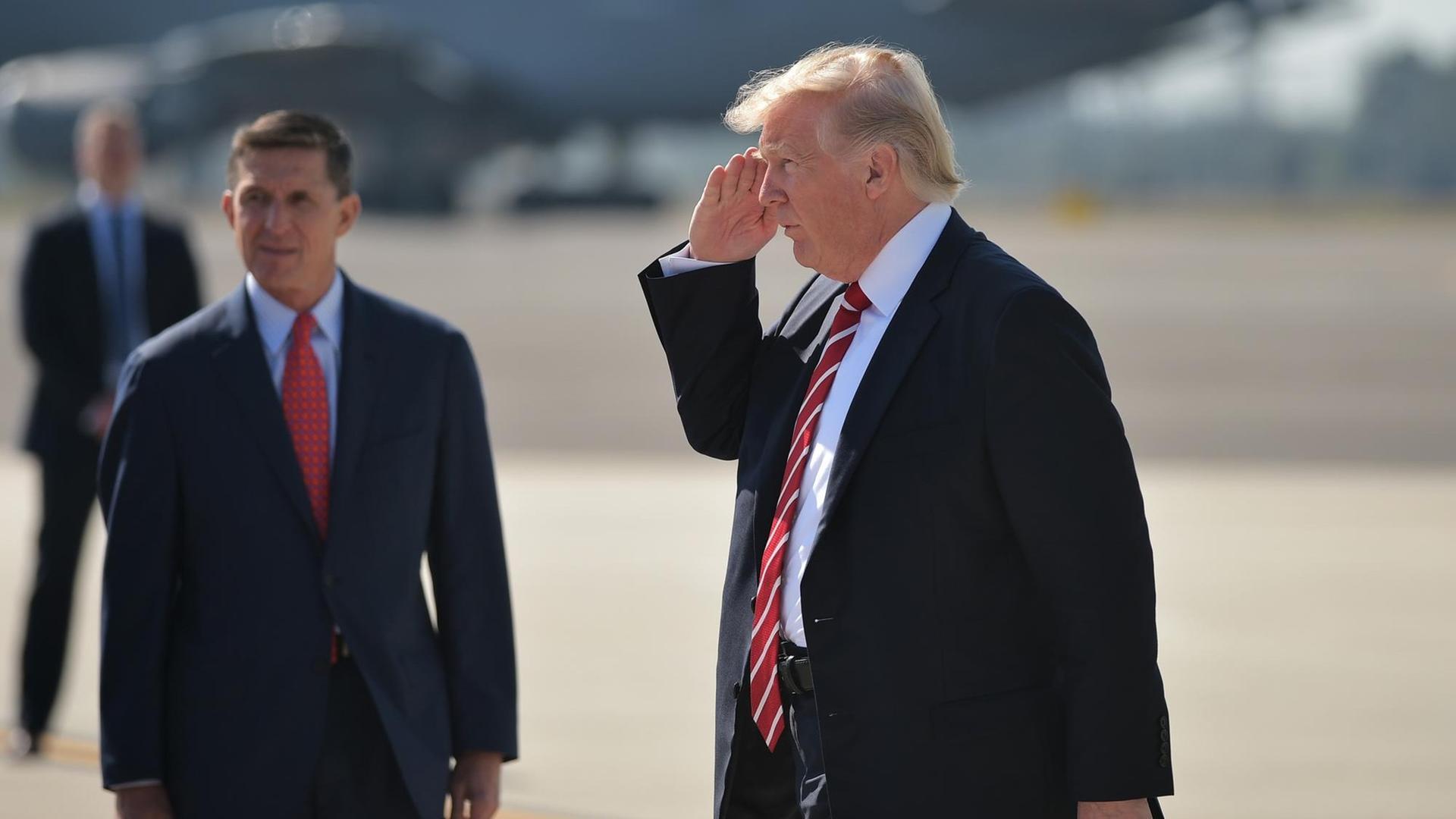Der inzwischen zurückgetretene Nationale Sicherheitsberater Michael Flynn (l.) und US-Prasident Donald Trump bei der Ankunft auf der MacDill Air Force Base in Tampa, Florida.