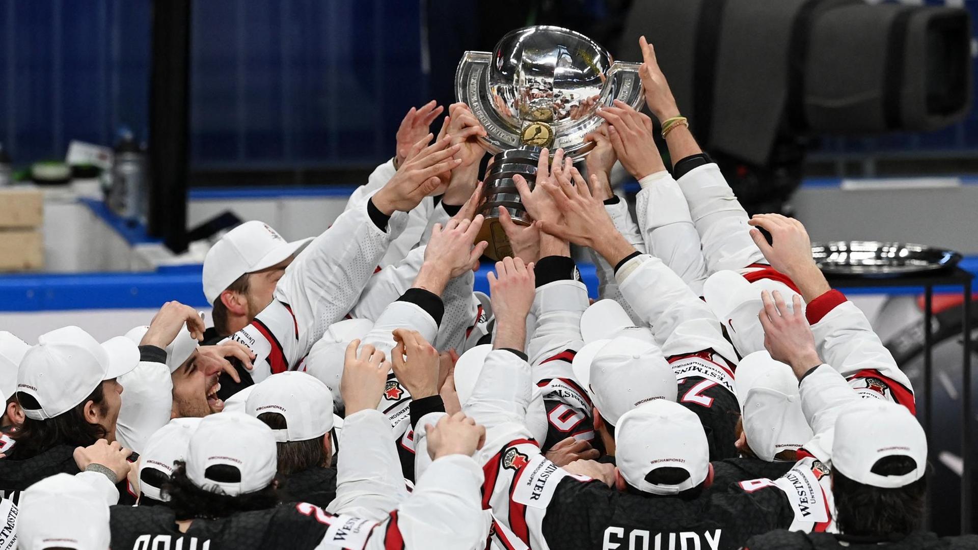 Die Eis-Hockey-Mannschaft von Kanada jubelt.