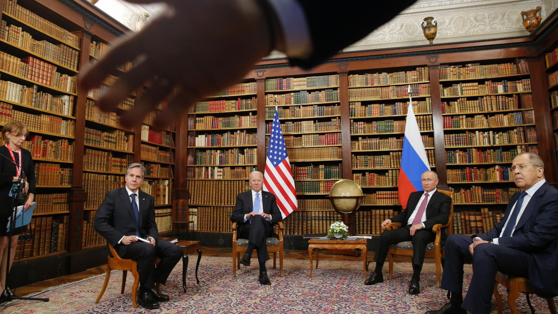Ein Sicherheitsbeamter verweist die Medien aus dem Raum, als US-Präsident Joe Biden, sein Außenminister Antony Blinken (l), Russlands Präsident Wladimir Putin und dessen Außenminister Sergej Lavrow (r) sich in der Villa La Grange in Genf in der Schweiz treffen (Denis Balibouse/Pool Photo via AP) Ein Sicherheitsbeamter verweist die Medien aus dem Raum, als US-Präsident Joe Biden, sein Außenminister Antony Blinken (l), Russlands Präsident Wladimir Putin und dessen Außenminister Sergej Lavrow (r) sich in der Villa La Grange in Genf in der Schweiz treffen (Denis Balibouse/Pool Photo via AP)