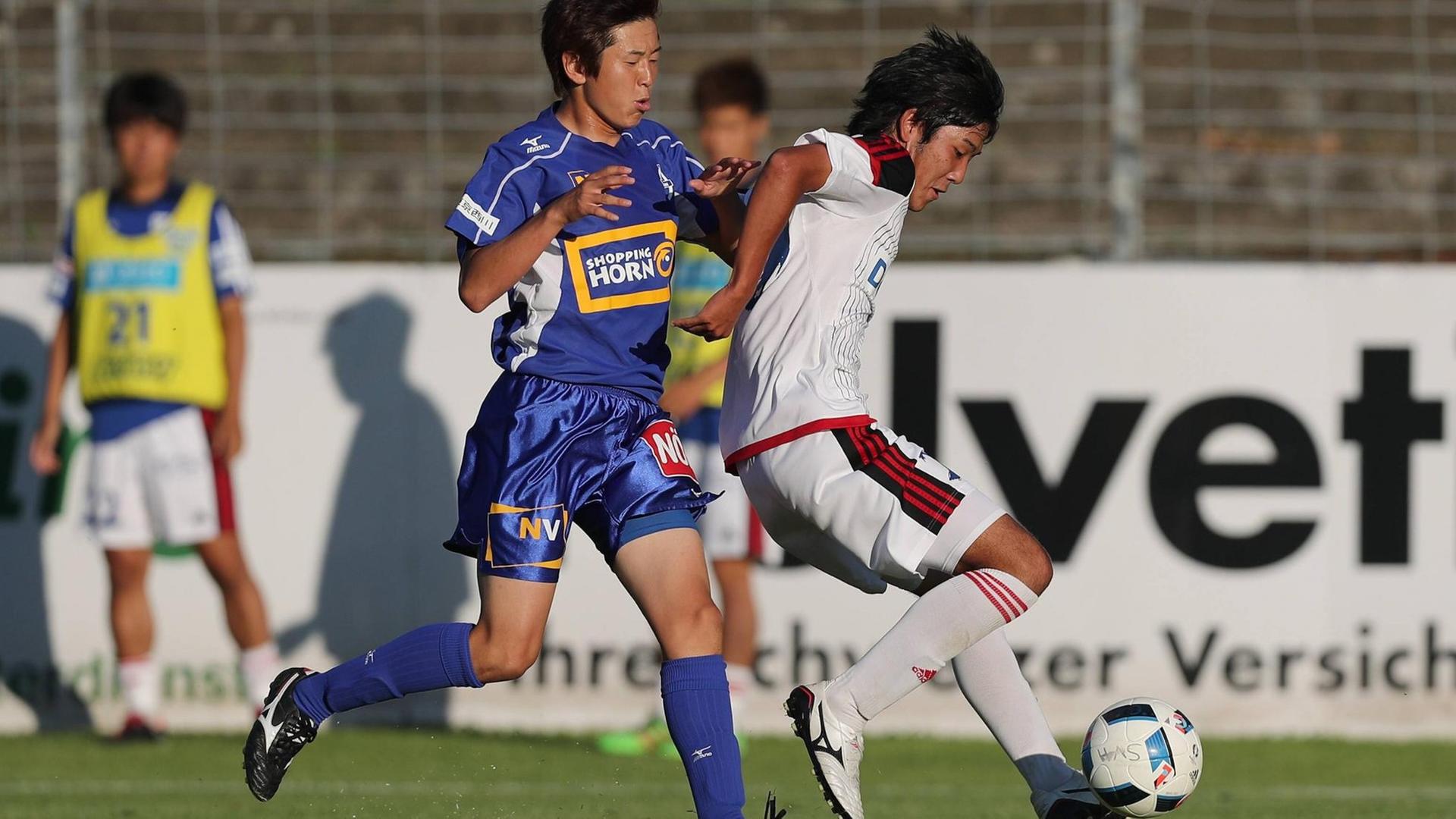 Kenta Kawanaka (links) ist nur einer von mehreren japanischen Spielern beim SV Horn.