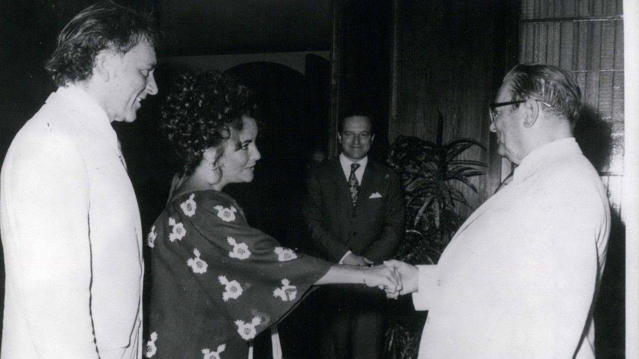 Hollywood-Stars zu Besuch: Richard Burton und Elizabeth Taylor werden vom jugoslawischen Staatspräsidenten Josip Broz Tito begrüßt.