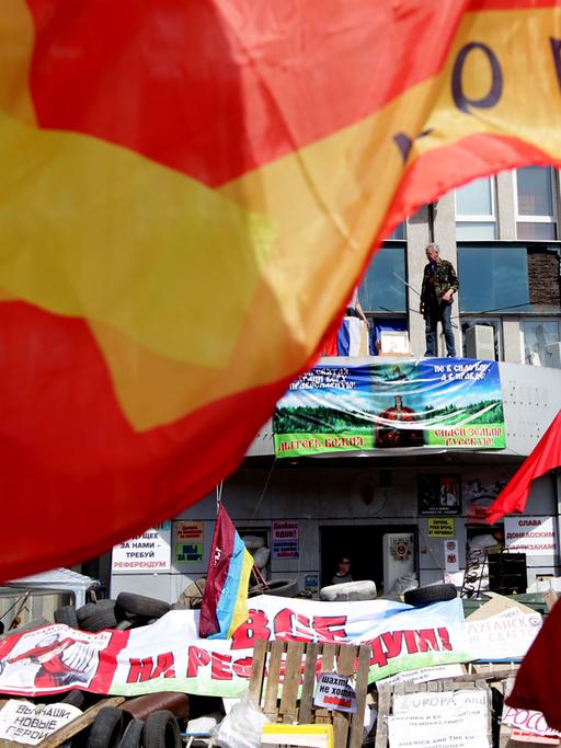 Flaggen vor den von prorussischen Aktivisten besetzten Häusern in der Ostukraine.