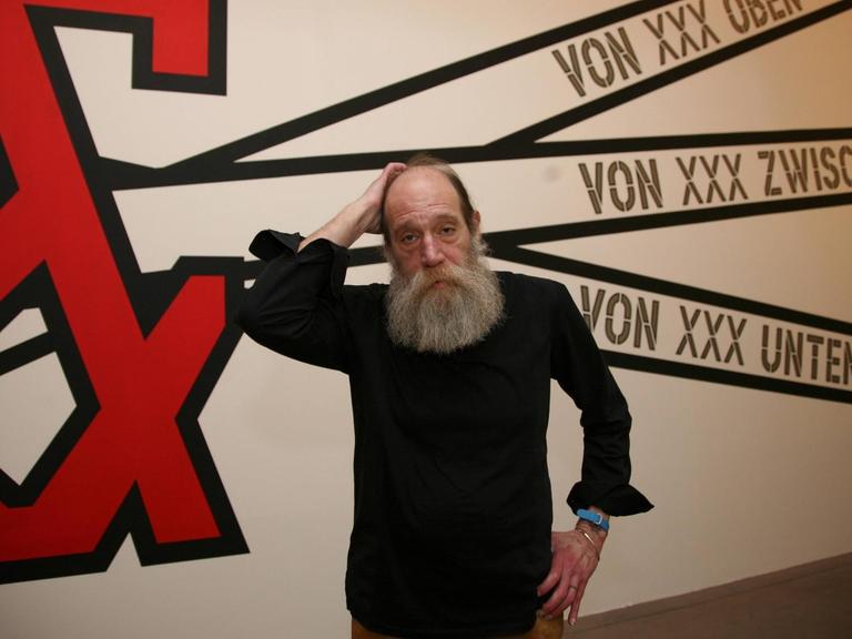 Der amerikanische Künstler Lawrence Weiner bei einer Ausstellung inm Wien.