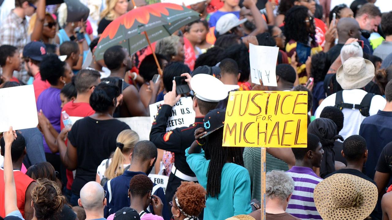 Protestzug von Studenten durch Ferguson, Missouri, nachdem ein Polizist einen Studenten erschossen hat