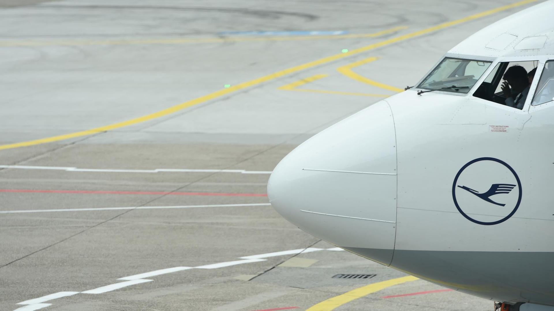 Eine Lufthansa-Maschine auf dem Rollfeld